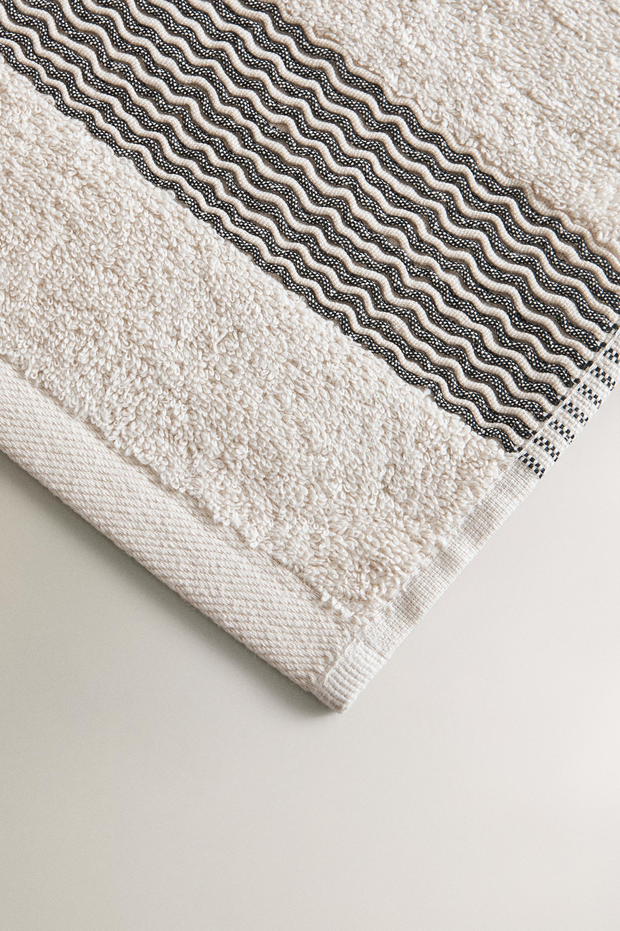 COTTON BATH TOWEL WITH PLEATED BORDER